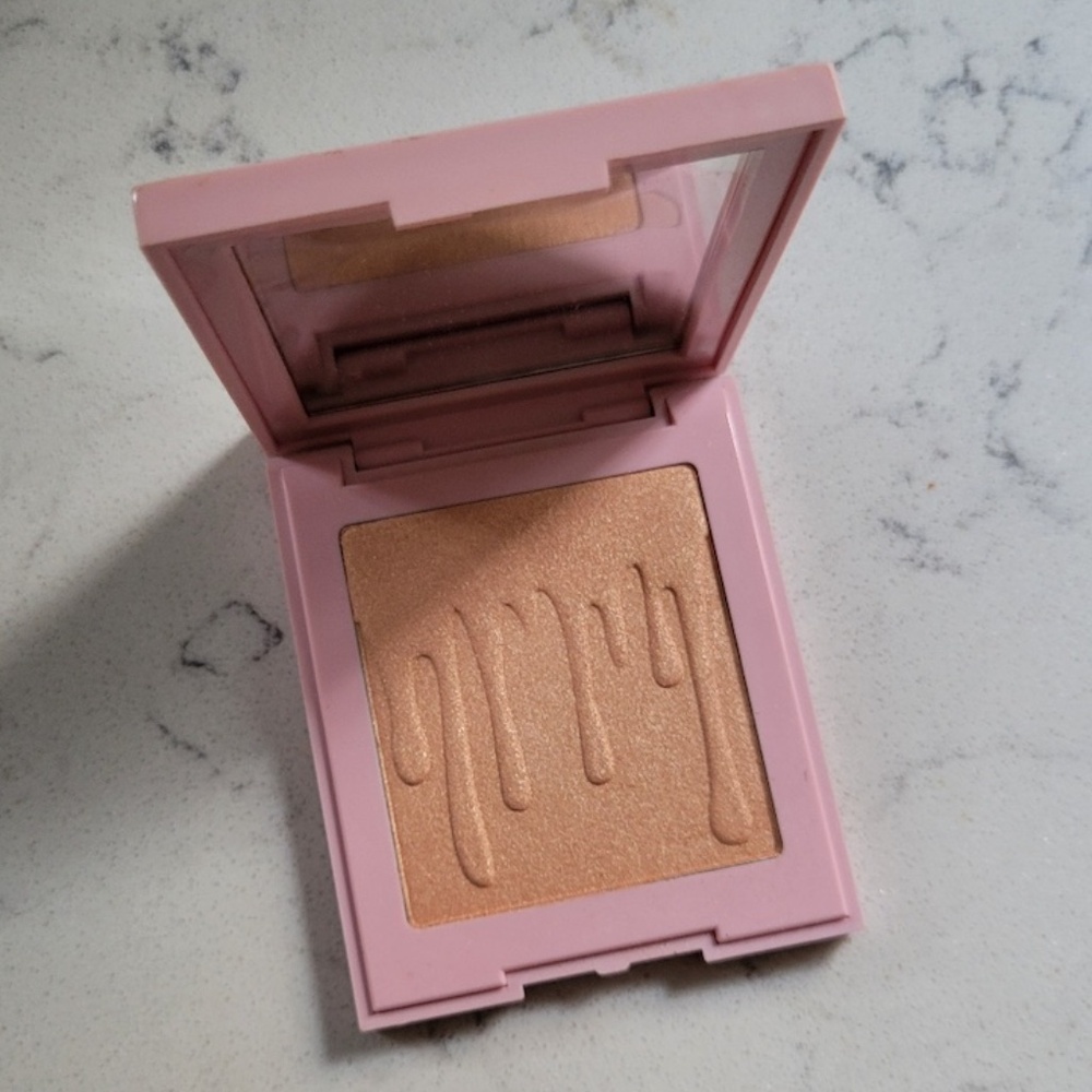 Kylie Jenner Kylighter Illuminating Powder in "Cheers Darling"